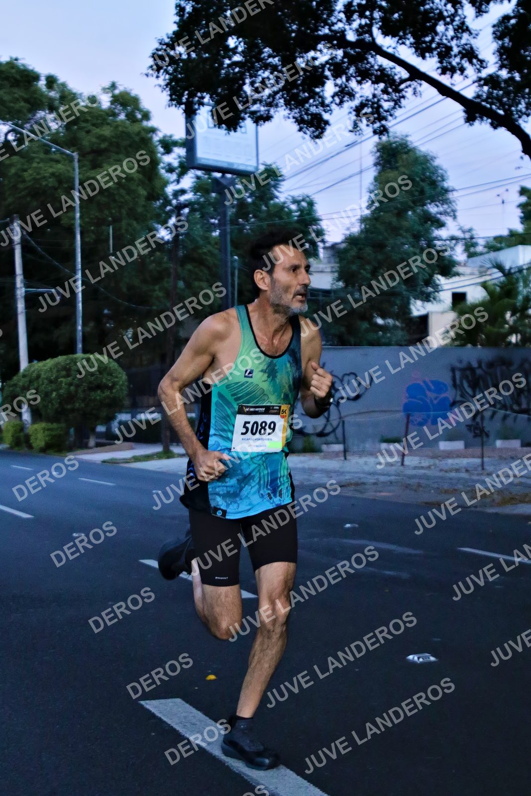 Foto de la X Carrera Leones Negros Red Cola 2026 en Rectoría General de la UdeG, Av. Juárez 976 (meta en Av. Enrique Díaz de León y Pedro Moreno), Guadalajara a las 04:49 · dorsal 5089