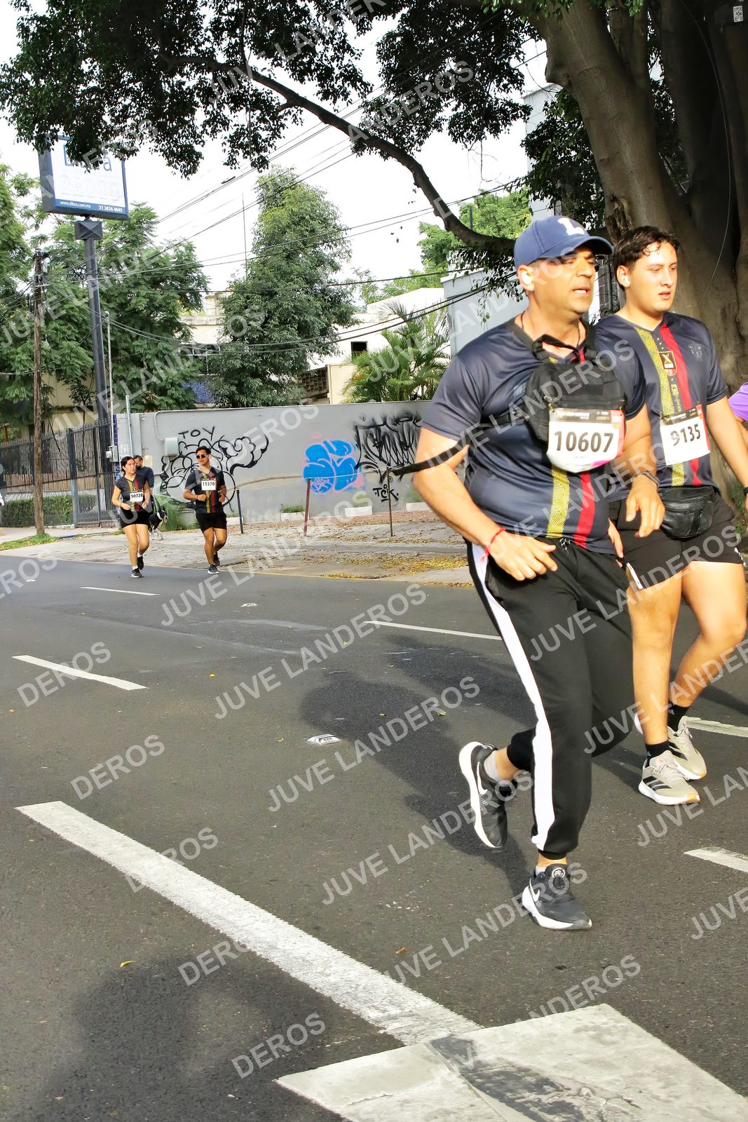 Foto de la X Carrera Leones Negros Red Cola 2026 en Rectoría General de la UdeG, Av. Juárez 976 (meta en Av. Enrique Díaz de León y Pedro Moreno), Guadalajara a las 08:05 · dorsal 10607, 9135, 10724