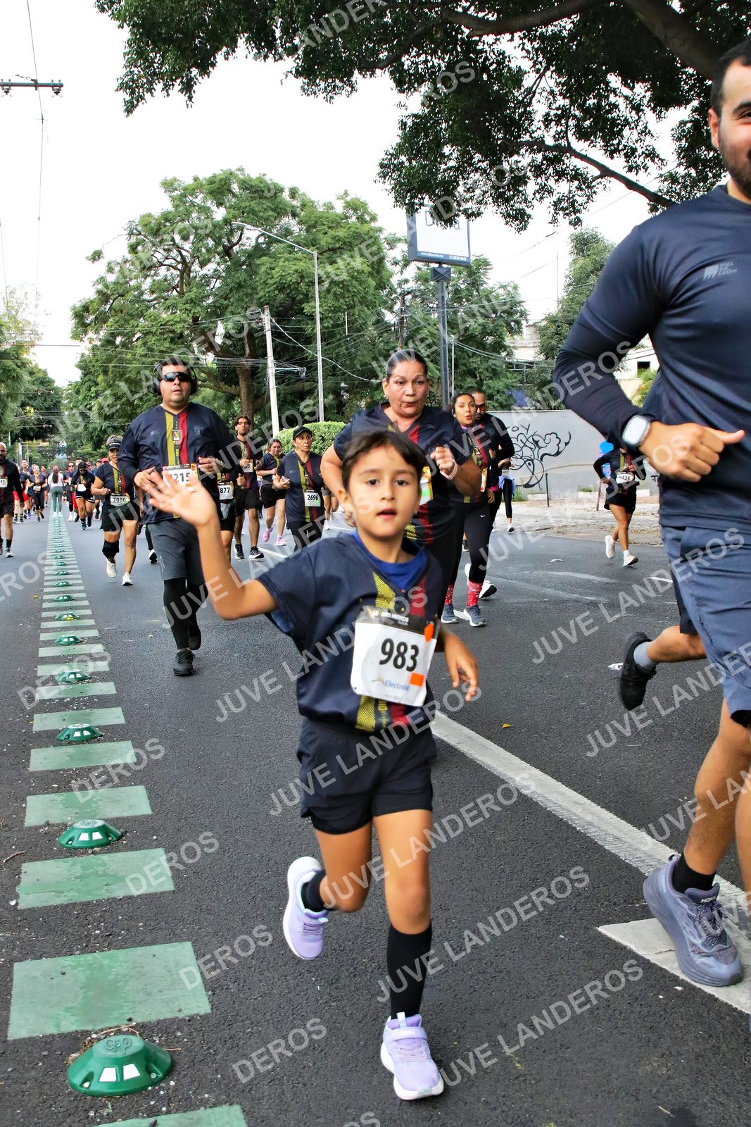 Foto de la X Carrera Leones Negros Red Cola 2026 en Rectoría General de la UdeG, Av. Juárez 976 (meta en Av. Enrique Díaz de León y Pedro Moreno), Guadalajara a las 05:11 · dorsal 983, 215, 877, 2696