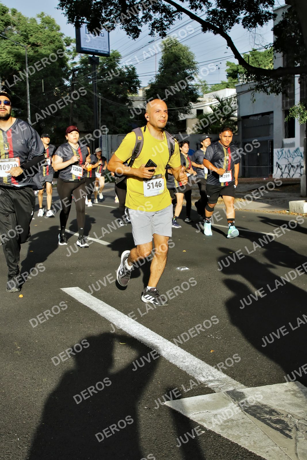 Foto de la X Carrera Leones Negros Red Cola 2026 en Rectoría General de la UdeG, Av. Juárez 976 (meta en Av. Enrique Díaz de León y Pedro Moreno), Guadalajara a las 07:58 · dorsal 5146, 12048, 9289, 10920
