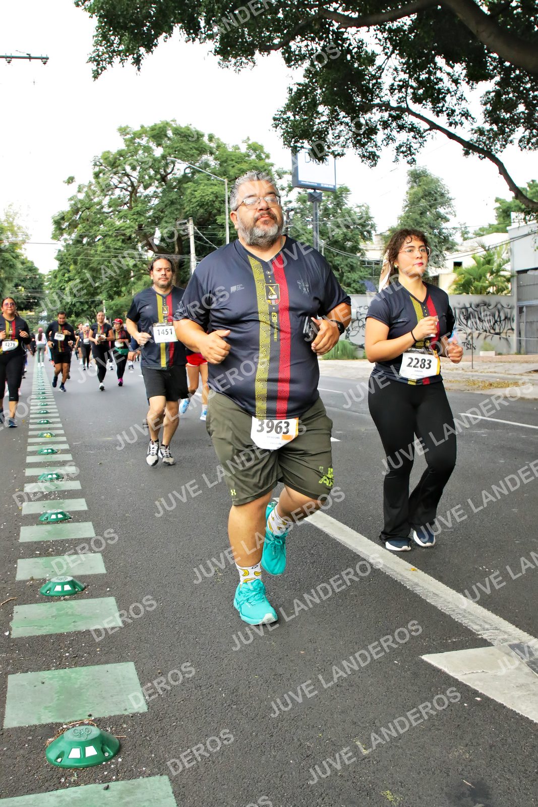 Foto de la X Carrera Leones Negros Red Cola 2026 en Rectoría General de la UdeG, Av. Juárez 976 (meta en Av. Enrique Díaz de León y Pedro Moreno), Guadalajara a las 07:18 · dorsal 3963, 2283, 1451, 4279