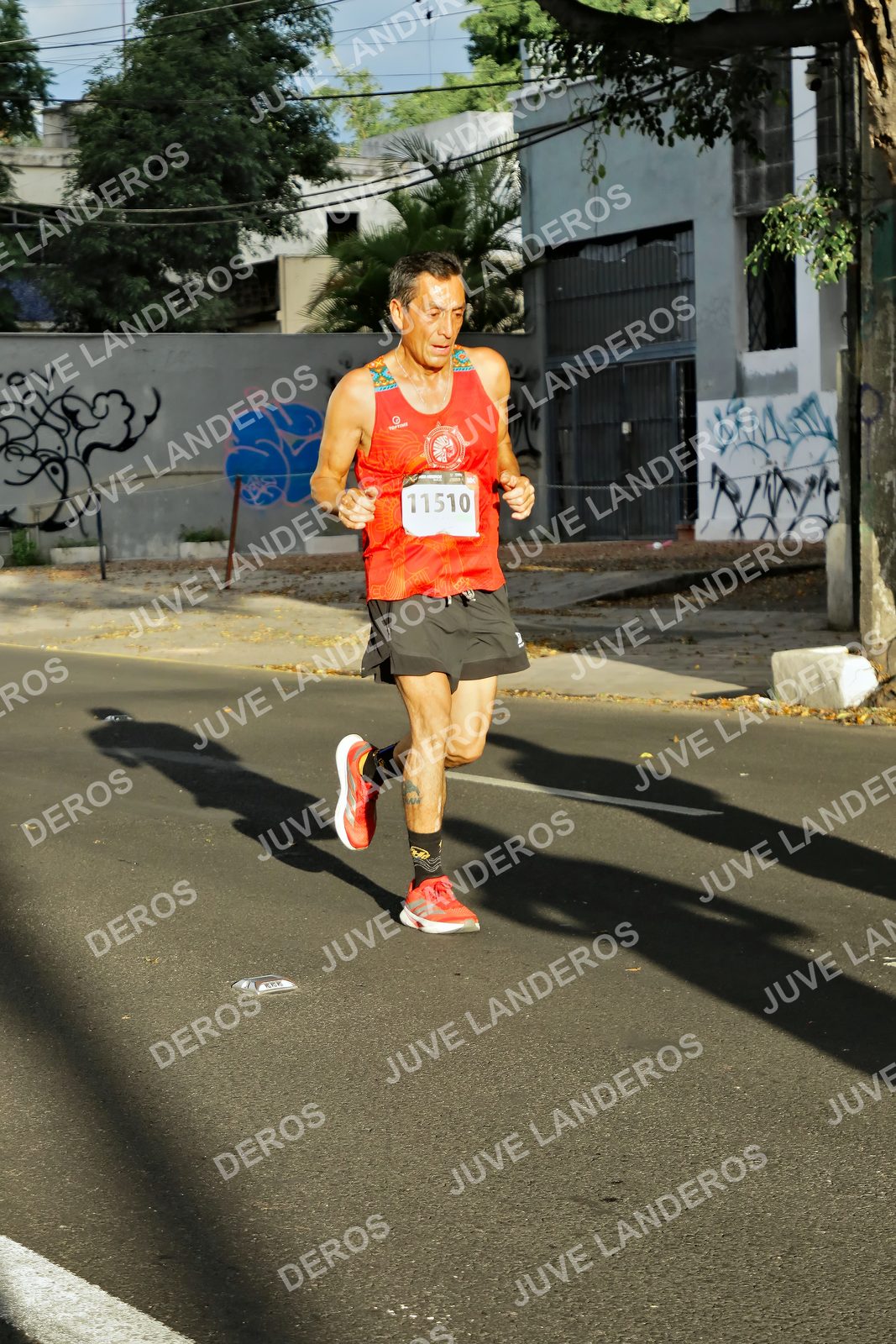 Foto de la X Carrera Leones Negros Red Cola 2026 en Rectoría General de la UdeG, Av. Juárez 976 (meta en Av. Enrique Díaz de León y Pedro Moreno), Guadalajara a las 07:40 · dorsal 11510
