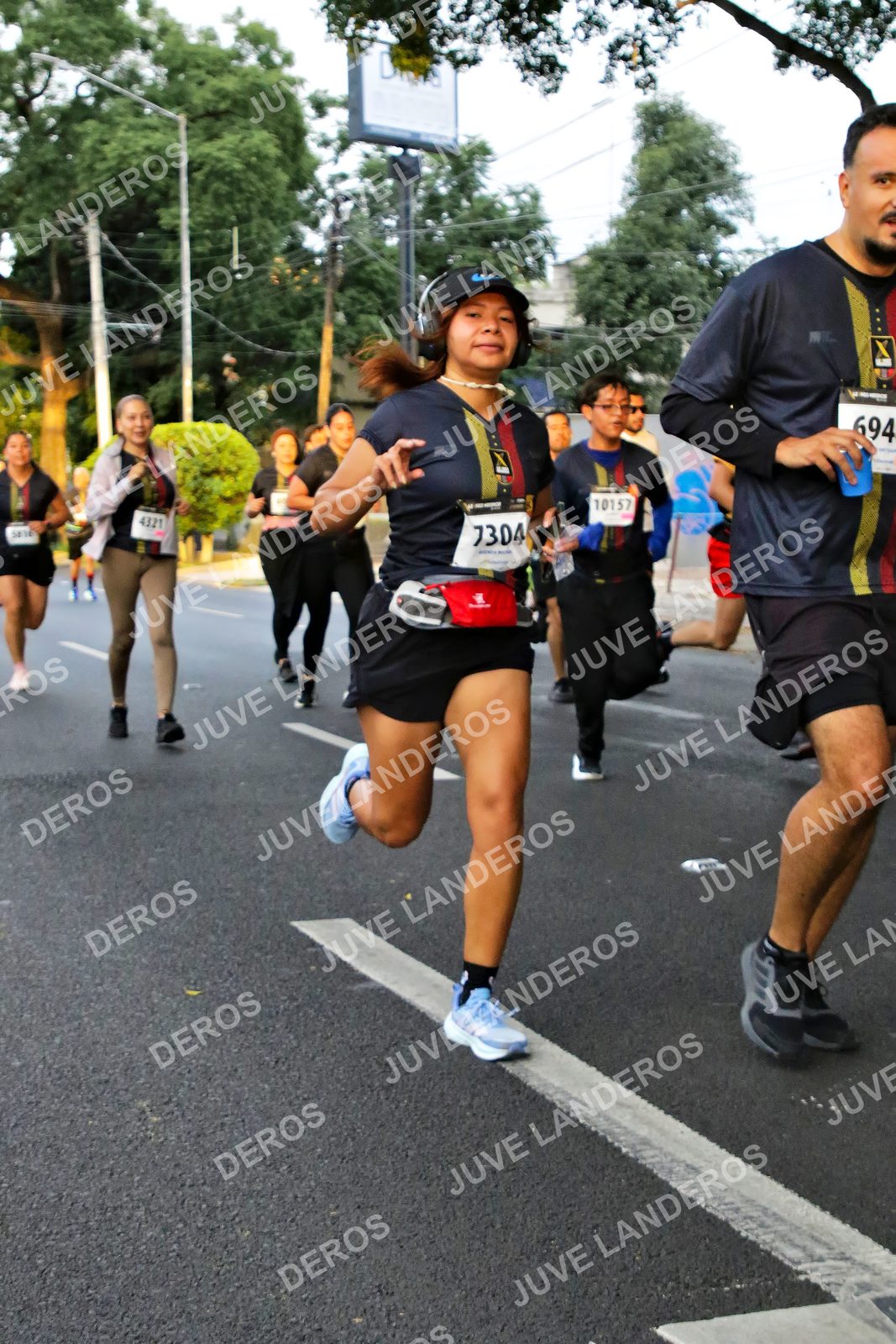Foto de la X Carrera Leones Negros Red Cola 2026 en Rectoría General de la UdeG, Av. Juárez 976 (meta en Av. Enrique Díaz de León y Pedro Moreno), Guadalajara a las 05:07 · dorsal 7304, 10157, 694, 4321