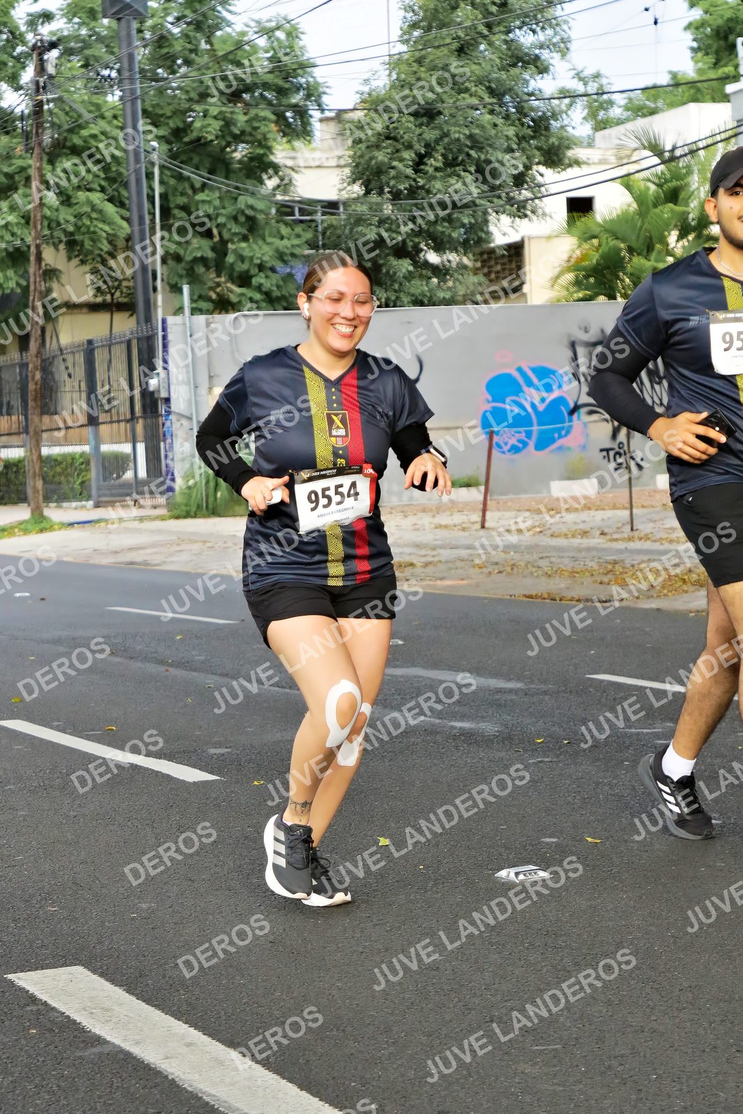 Foto de la X Carrera Leones Negros Red Cola 2026 en Rectoría General de la UdeG, Av. Juárez 976 (meta en Av. Enrique Díaz de León y Pedro Moreno), Guadalajara a las 08:19 · dorsal 9554