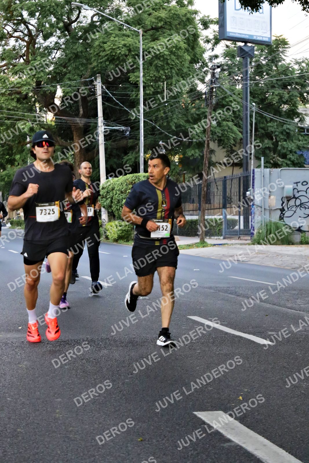 Foto de la X Carrera Leones Negros Red Cola 2026 en Rectoría General de la UdeG, Av. Juárez 976 (meta en Av. Enrique Díaz de León y Pedro Moreno), Guadalajara a las 04:57 · dorsal 7325, 11, 152, 4845