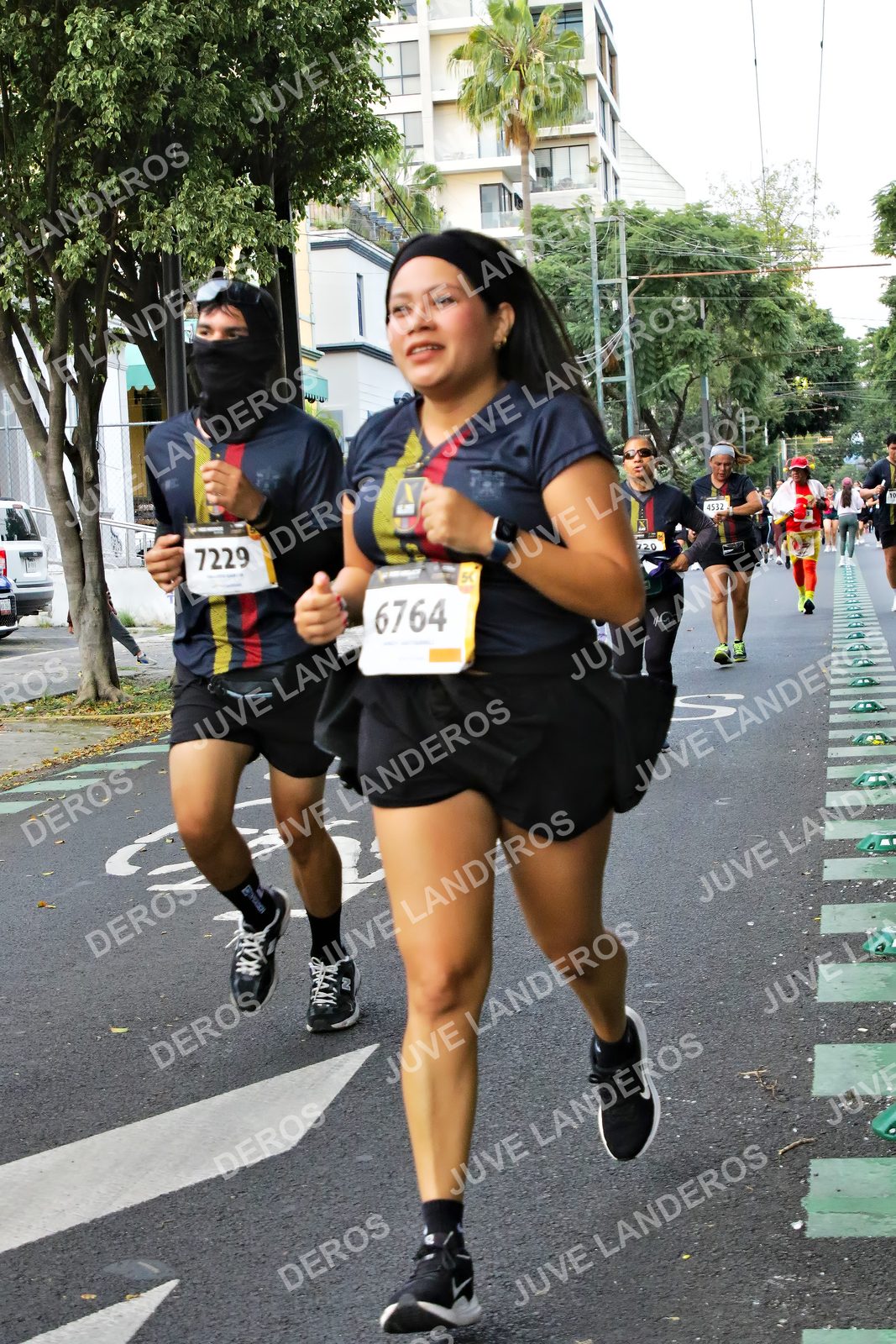 Foto de la X Carrera Leones Negros Red Cola 2026 en Rectoría General de la UdeG, Av. Juárez 976 (meta en Av. Enrique Díaz de León y Pedro Moreno), Guadalajara a las 05:10 · dorsal 6764, 7229, 4532, 220