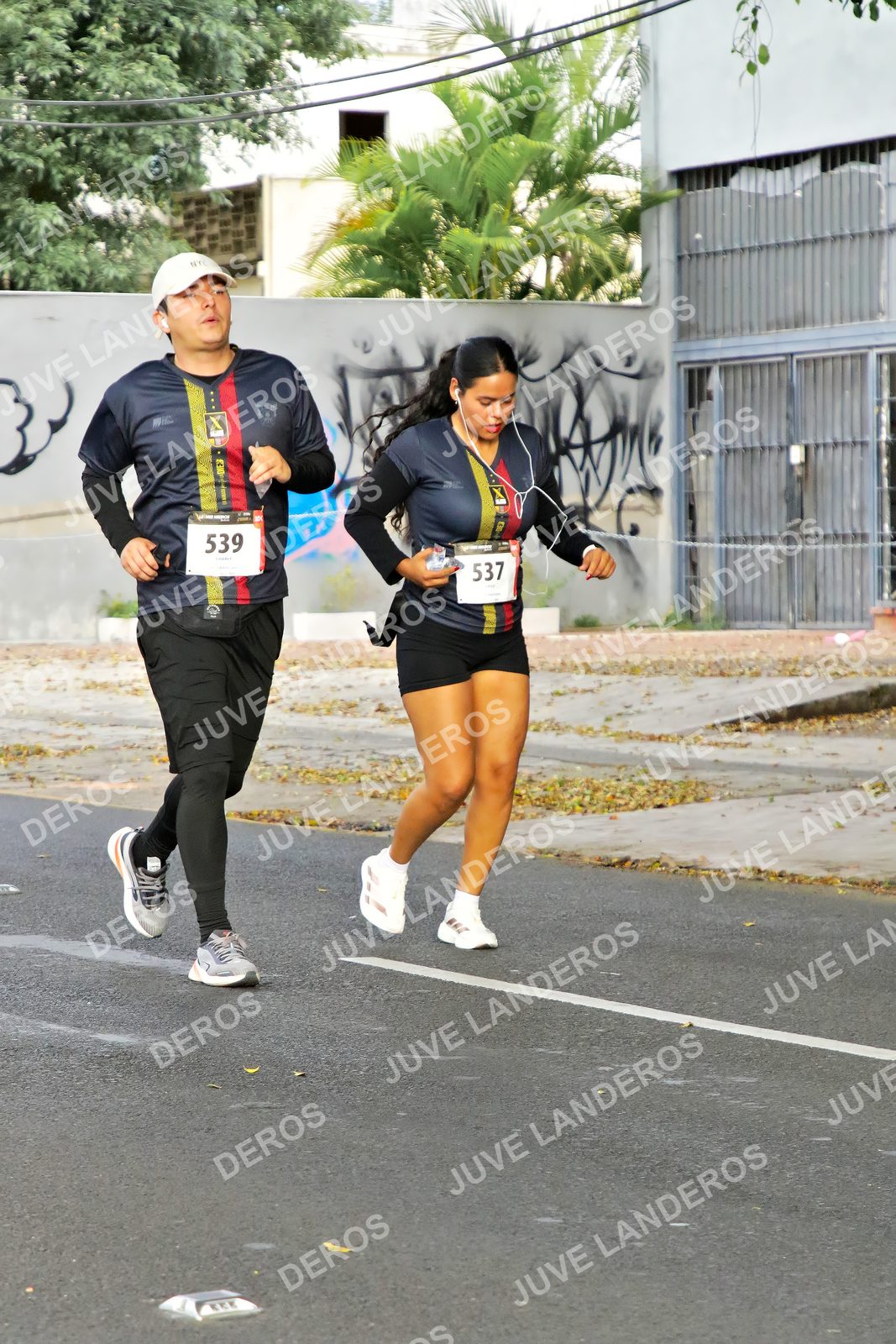 Foto de la X Carrera Leones Negros Red Cola 2026 en Rectoría General de la UdeG, Av. Juárez 976 (meta en Av. Enrique Díaz de León y Pedro Moreno), Guadalajara a las 08:19 · dorsal 539, 537