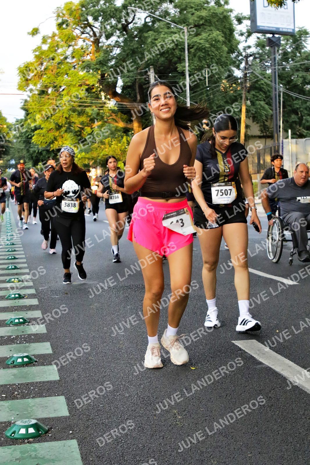 Foto de la X Carrera Leones Negros Red Cola 2026 en Rectoría General de la UdeG, Av. Juárez 976 (meta en Av. Enrique Díaz de León y Pedro Moreno), Guadalajara a las 05:06 · dorsal 7507, 3838, 4786