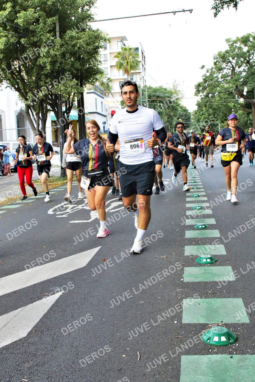 Foto de la X Carrera Leones Negros Red Cola 2026 en Rectoría General de la UdeG, Av. Juárez 976 (meta en Av. Enrique Díaz de León y Pedro Moreno), Guadalajara a las 05:13 · dorsal 806, 2508, 5252, 4820