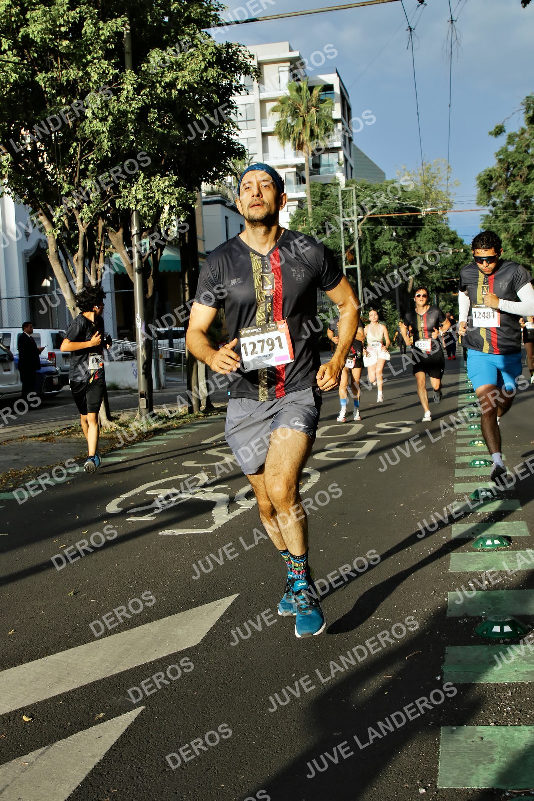 Foto de la X Carrera Leones Negros Red Cola 2026 en Rectoría General de la UdeG, Av. Juárez 976 (meta en Av. Enrique Díaz de León y Pedro Moreno), Guadalajara a las 07:44 · dorsal 12791, 8068, 12481