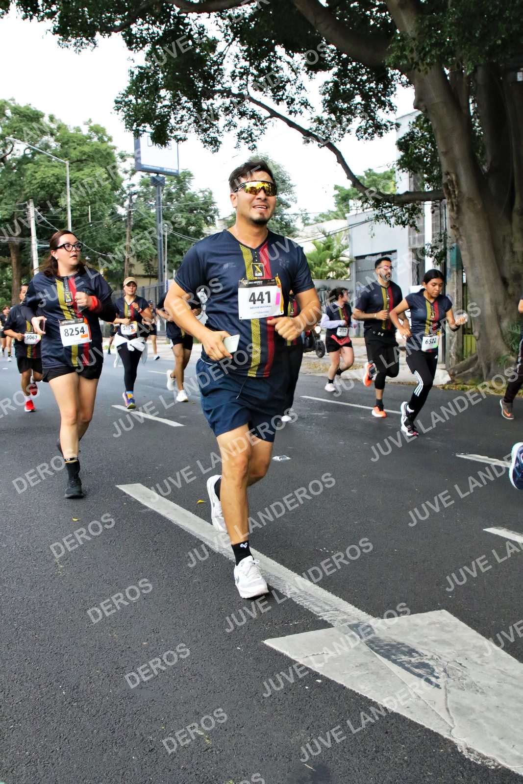 Foto de la X Carrera Leones Negros Red Cola 2026 en Rectoría General de la UdeG, Av. Juárez 976 (meta en Av. Enrique Díaz de León y Pedro Moreno), Guadalajara a las 05:11 · dorsal 441, 8254, 6522, 5067