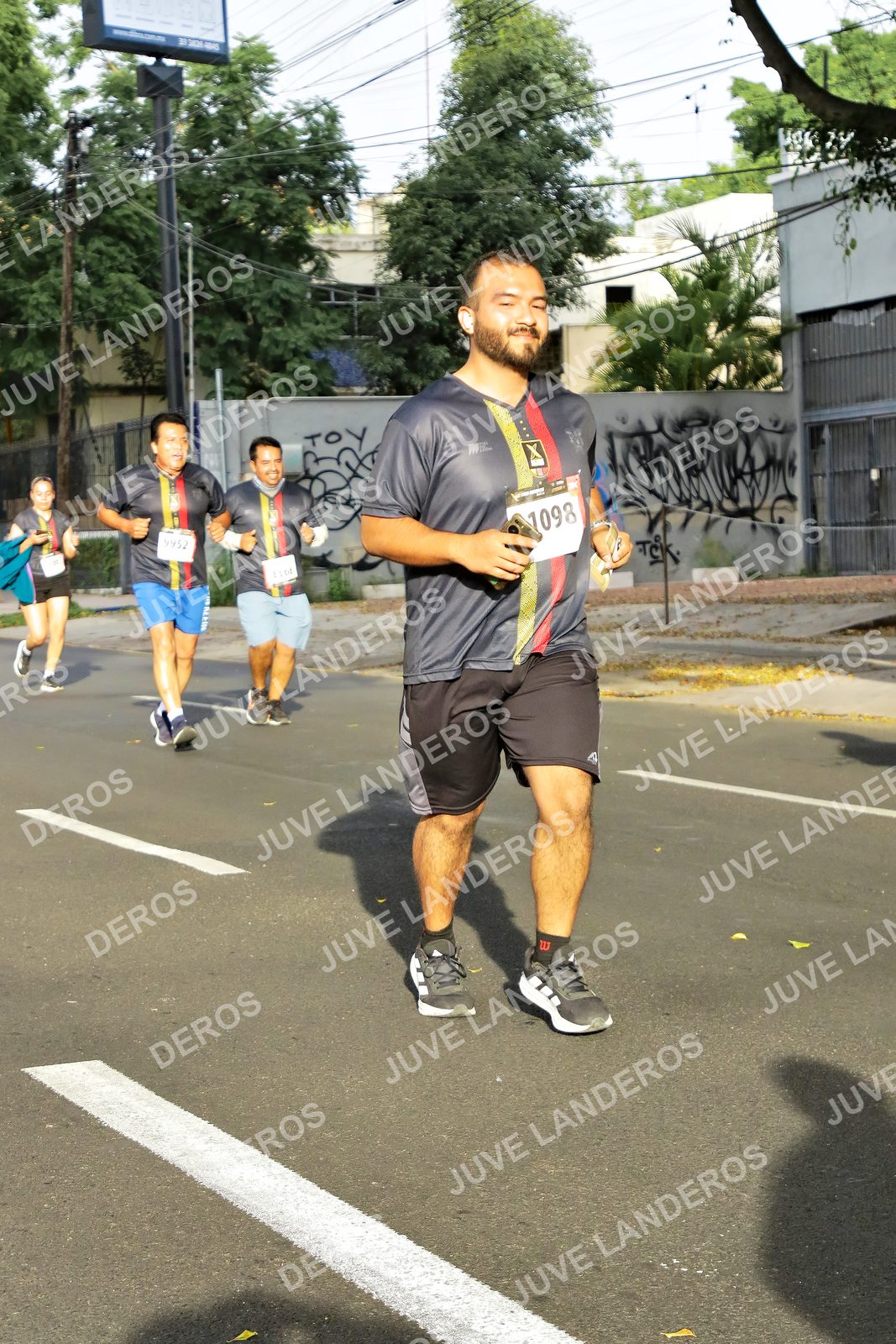 Foto de la X Carrera Leones Negros Red Cola 2026 en Rectoría General de la UdeG, Av. Juárez 976 (meta en Av. Enrique Díaz de León y Pedro Moreno), Guadalajara a las 08:01 · dorsal 1098, 9952