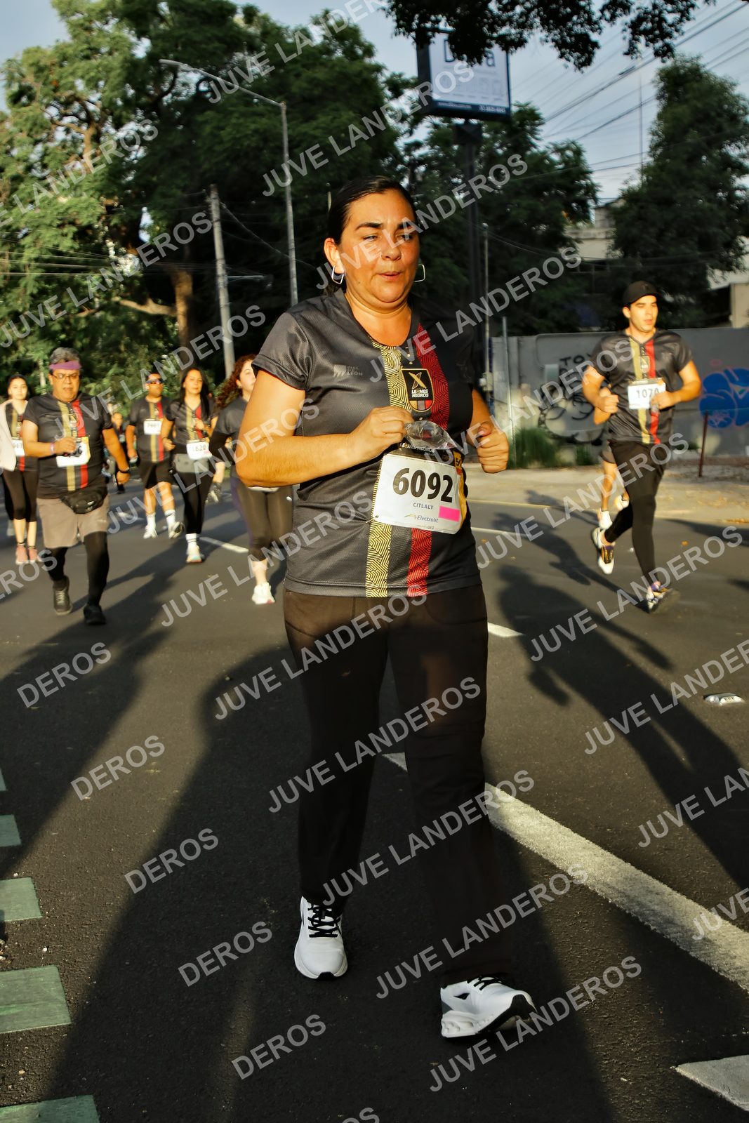 Foto de la X Carrera Leones Negros Red Cola 2026 en Rectoría General de la UdeG, Av. Juárez 976 (meta en Av. Enrique Díaz de León y Pedro Moreno), Guadalajara a las 07:25 · dorsal 6092, 1070, 120