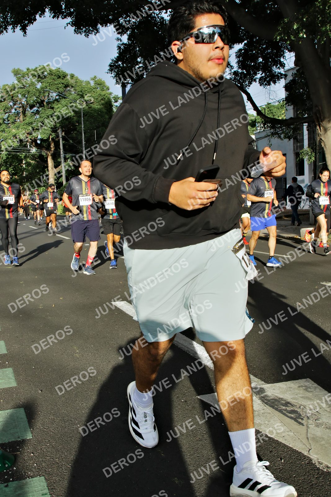 Foto de la X Carrera Leones Negros Red Cola 2026 en Rectoría General de la UdeG, Av. Juárez 976 (meta en Av. Enrique Díaz de León y Pedro Moreno), Guadalajara a las 07:57 · dorsal 11806, 5840, 11761, 10732