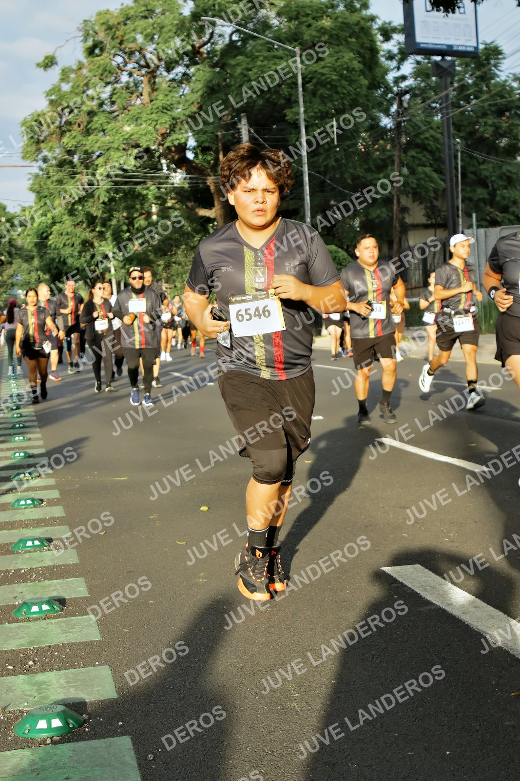 Foto de la X Carrera Leones Negros Red Cola 2026 en Rectoría General de la UdeG, Av. Juárez 976 (meta en Av. Enrique Díaz de León y Pedro Moreno), Guadalajara a las 07:36 · dorsal 6546, 12477