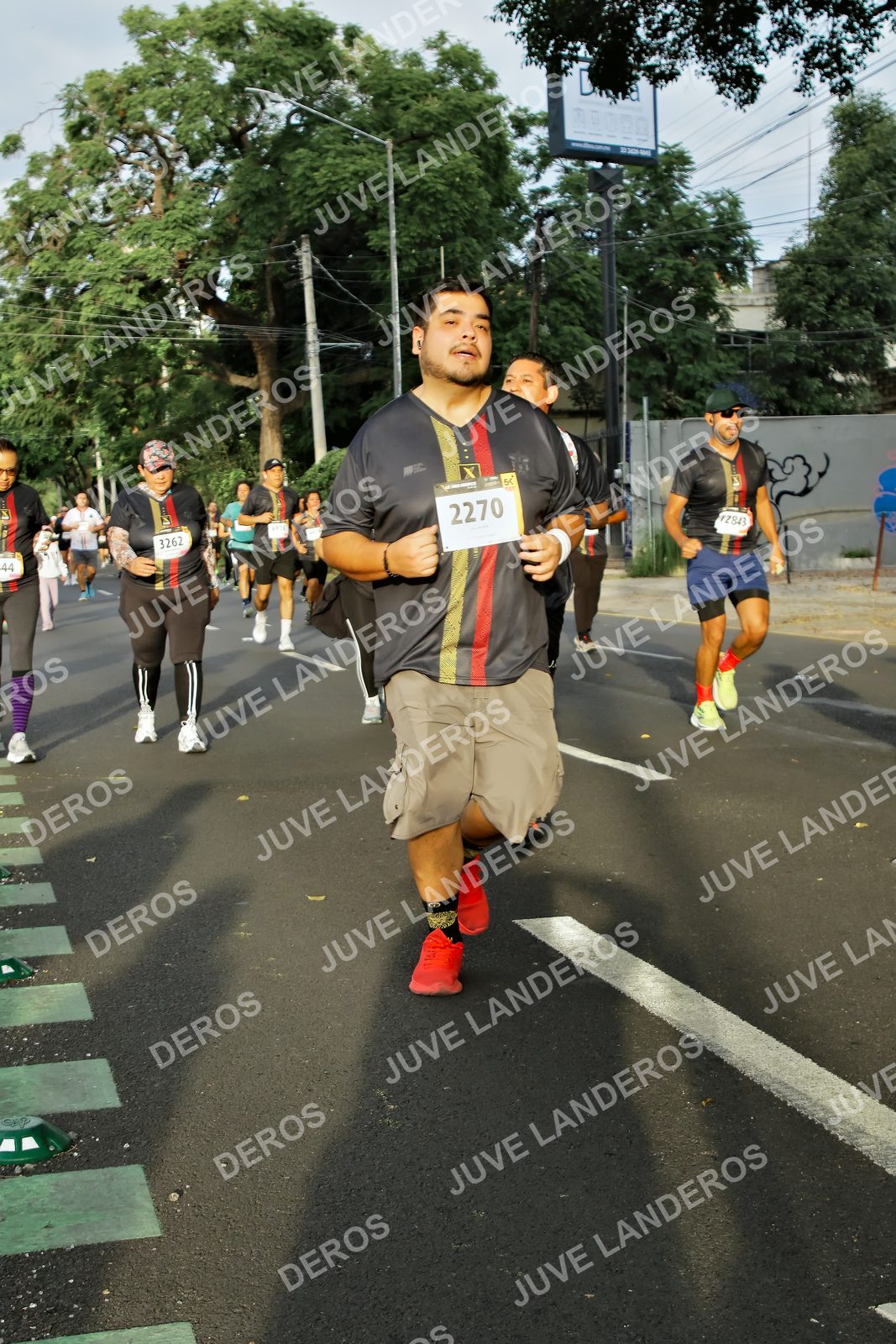 Foto de la X Carrera Leones Negros Red Cola 2026 en Rectoría General de la UdeG, Av. Juárez 976 (meta en Av. Enrique Díaz de León y Pedro Moreno), Guadalajara a las 07:33 · dorsal 2270, 3262, 44