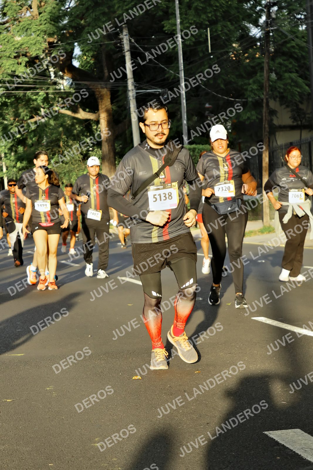 Foto de la X Carrera Leones Negros Red Cola 2026 en Rectoría General de la UdeG, Av. Juárez 976 (meta en Av. Enrique Díaz de León y Pedro Moreno), Guadalajara a las 07:26 · dorsal 5138, 7320, 7065