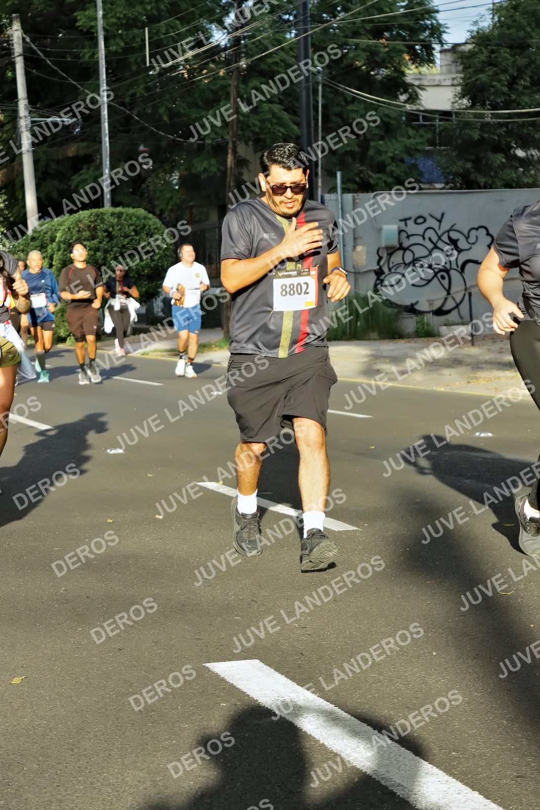 Foto de la X Carrera Leones Negros Red Cola 2026 en Rectoría General de la UdeG, Av. Juárez 976 (meta en Av. Enrique Díaz de León y Pedro Moreno), Guadalajara a las 07:45 · dorsal 8802