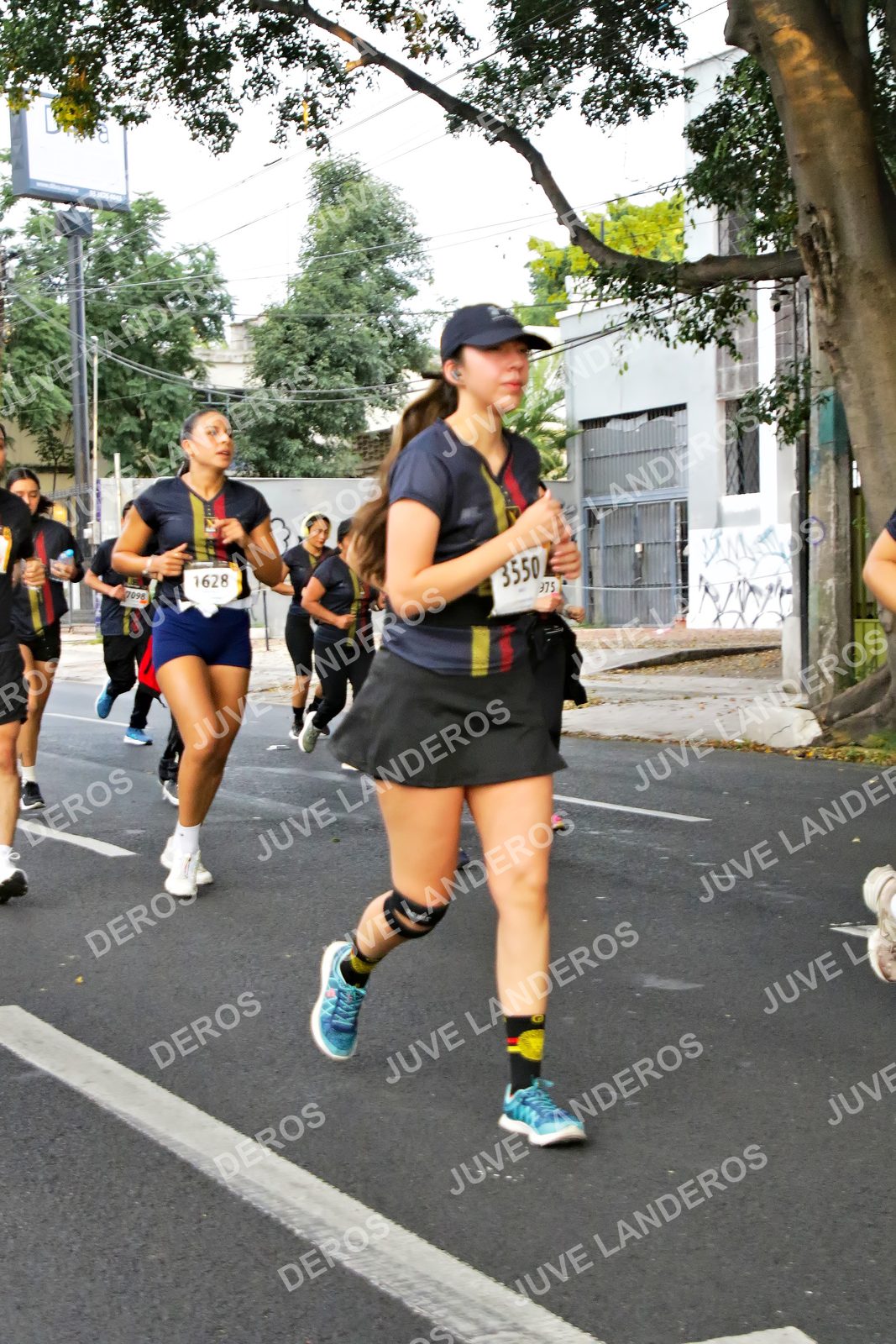 Foto de la X Carrera Leones Negros Red Cola 2026 en Rectoría General de la UdeG, Av. Juárez 976 (meta en Av. Enrique Díaz de León y Pedro Moreno), Guadalajara a las 05:05 · dorsal 1628, 3550, 975, 7098
