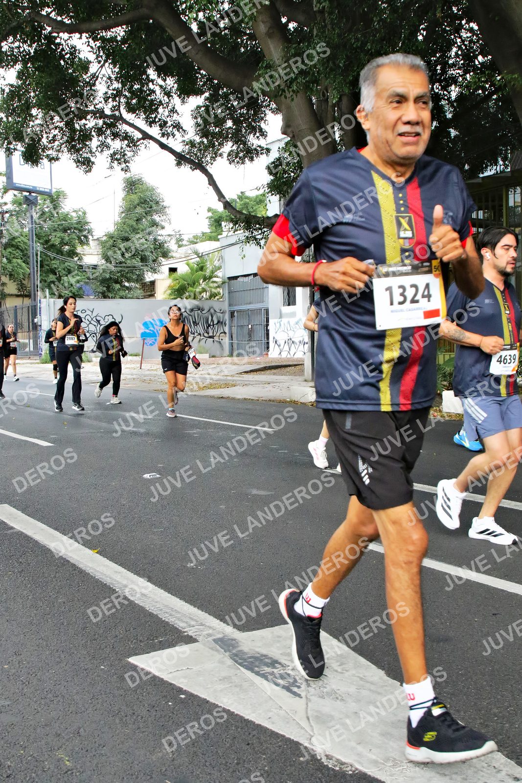 Foto de la X Carrera Leones Negros Red Cola 2026 en Rectoría General de la UdeG, Av. Juárez 976 (meta en Av. Enrique Díaz de León y Pedro Moreno), Guadalajara a las 07:14 · dorsal 1324, 4639, 50