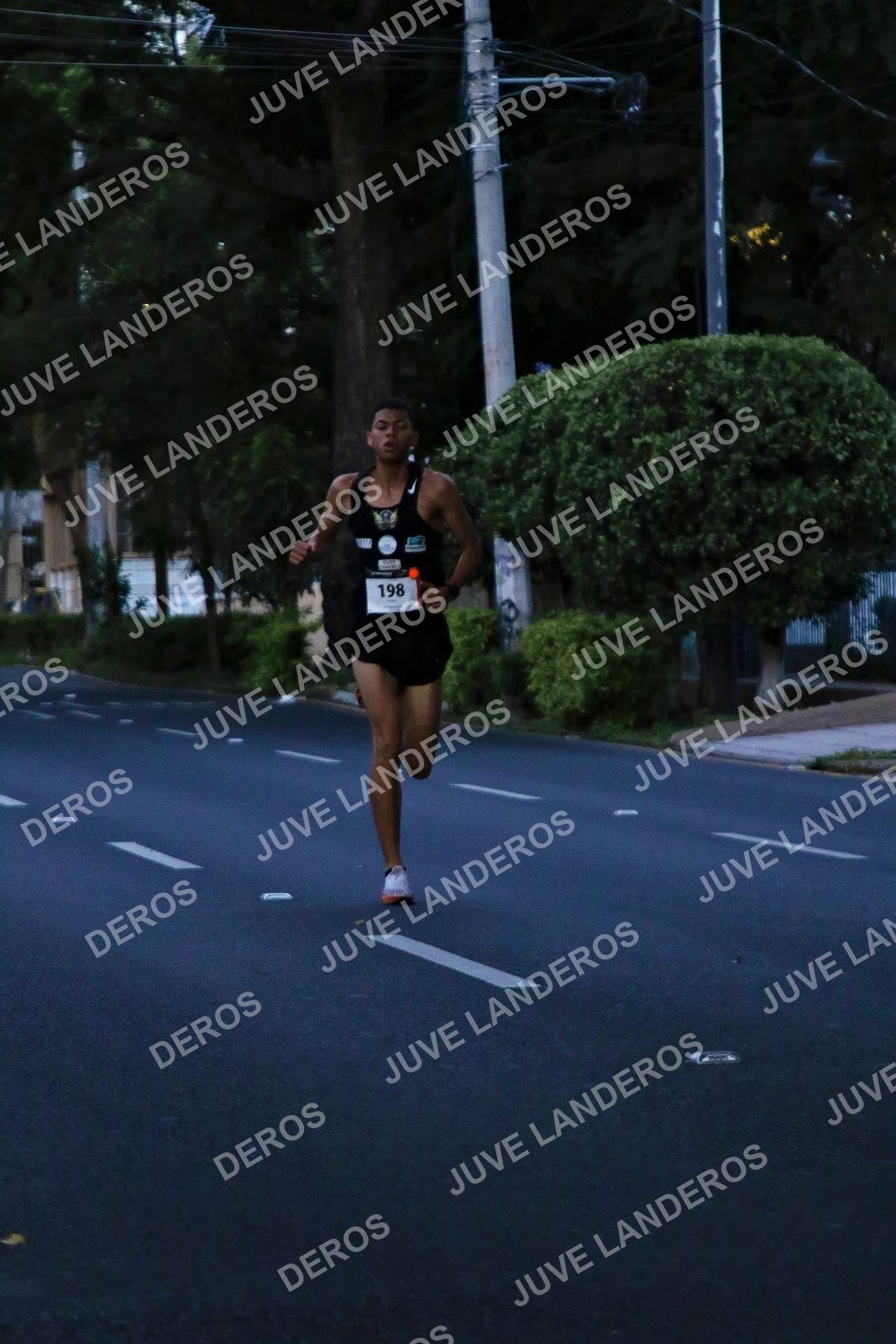Foto de la X Carrera Leones Negros Red Cola 2026 en Rectoría General de la UdeG, Av. Juárez 976 (meta en Av. Enrique Díaz de León y Pedro Moreno), Guadalajara a las 04:47 · dorsal 198