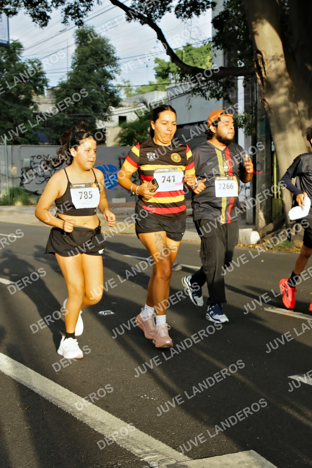 Foto de la X Carrera Leones Negros Red Cola 2026 en Rectoría General de la UdeG, Av. Juárez 976 (meta en Av. Enrique Díaz de León y Pedro Moreno), Guadalajara a las 07:33 · dorsal 785, 741, 7266