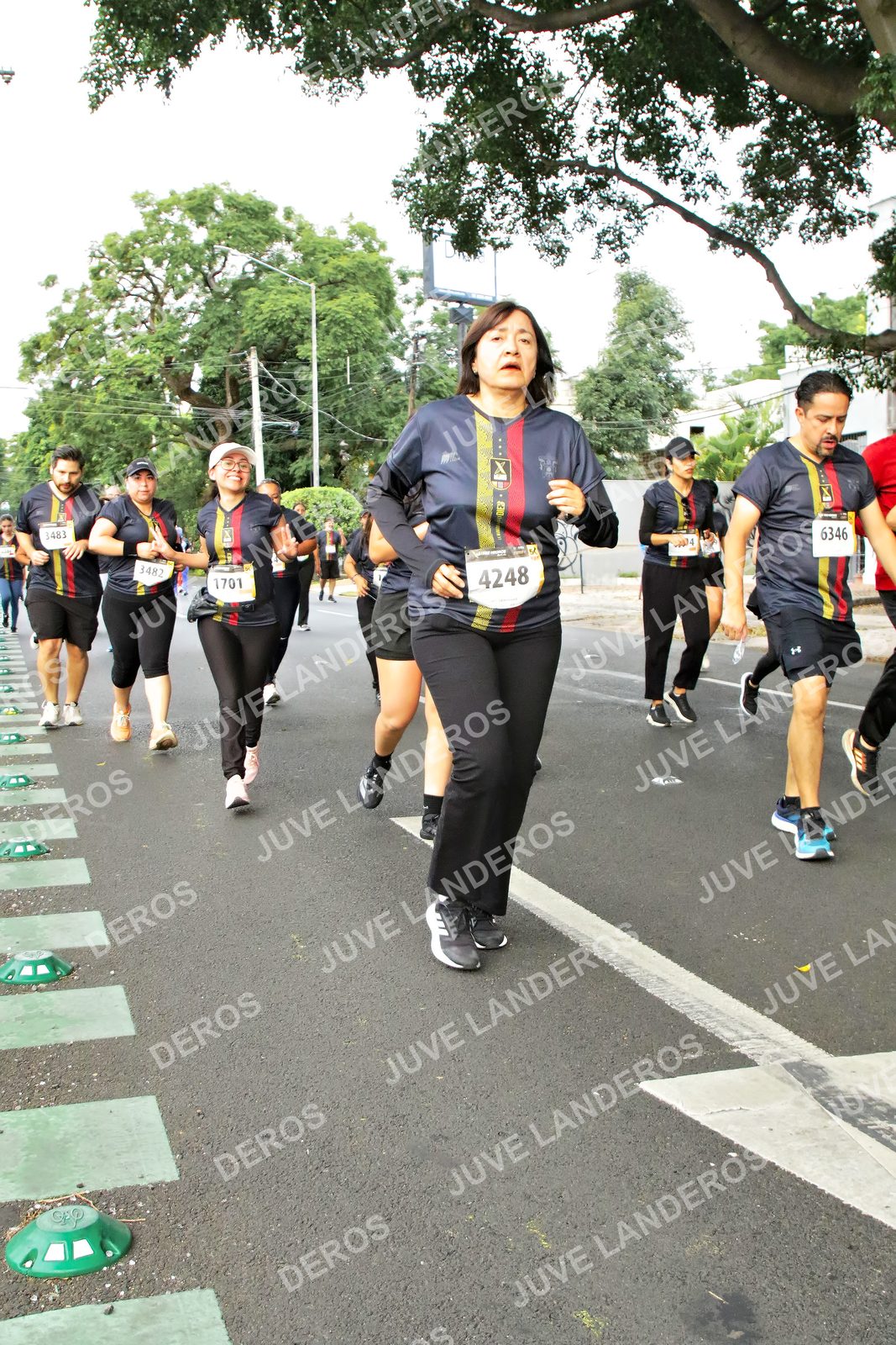 Foto de la X Carrera Leones Negros Red Cola 2026 en Rectoría General de la UdeG, Av. Juárez 976 (meta en Av. Enrique Díaz de León y Pedro Moreno), Guadalajara a las 07:18 · dorsal 6346, 1701, 4248, 3482
