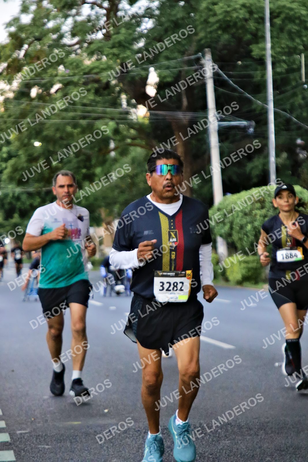 Foto de la X Carrera Leones Negros Red Cola 2026 en Rectoría General de la UdeG, Av. Juárez 976 (meta en Av. Enrique Díaz de León y Pedro Moreno), Guadalajara a las 04:57 · dorsal 3282, 1884