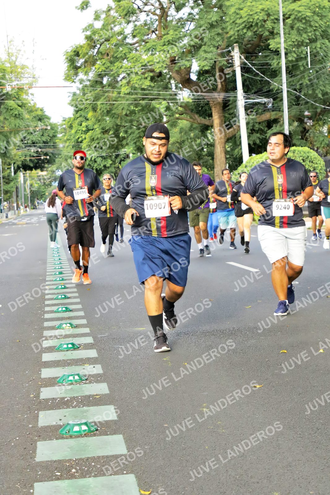Foto de la X Carrera Leones Negros Red Cola 2026 en Rectoría General de la UdeG, Av. Juárez 976 (meta en Av. Enrique Díaz de León y Pedro Moreno), Guadalajara a las 08:07 · dorsal 10907, 9240, 10496