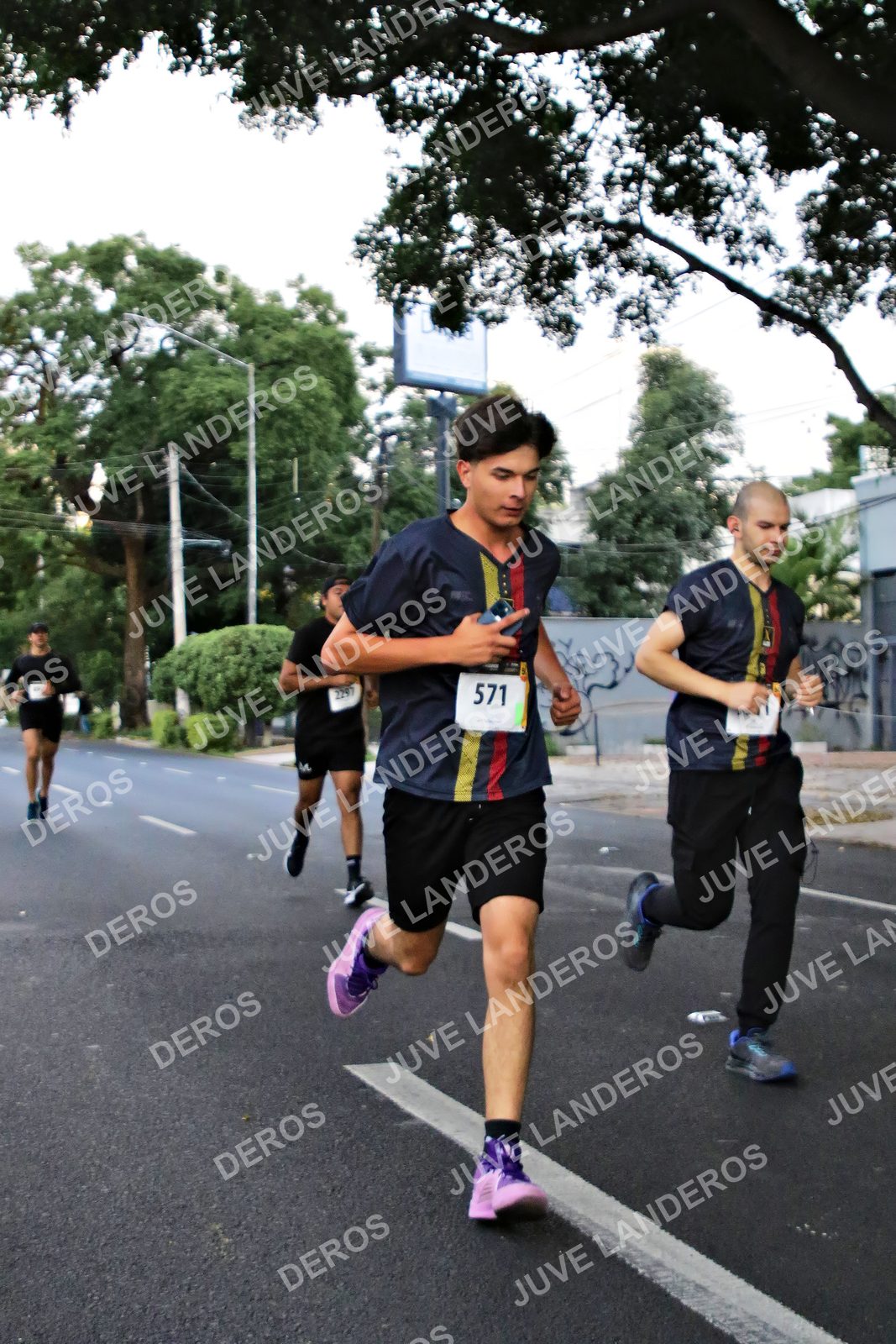 Foto de la X Carrera Leones Negros Red Cola 2026 en Rectoría General de la UdeG, Av. Juárez 976 (meta en Av. Enrique Díaz de León y Pedro Moreno), Guadalajara a las 04:57 · dorsal 571