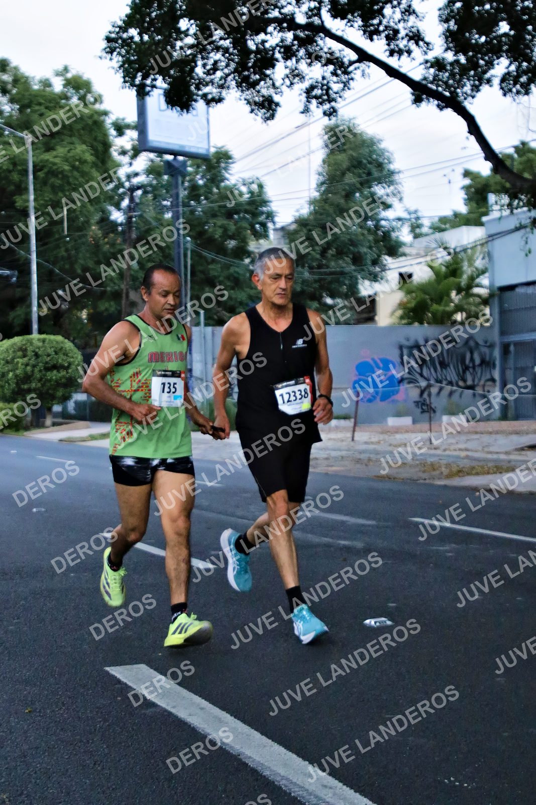 Foto de la X Carrera Leones Negros Red Cola 2026 en Rectoría General de la UdeG, Av. Juárez 976 (meta en Av. Enrique Díaz de León y Pedro Moreno), Guadalajara a las 04:55 · dorsal 135, 12338