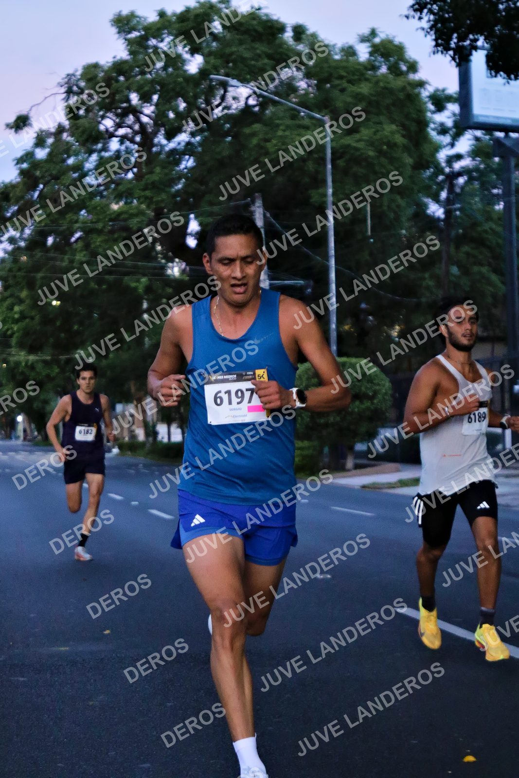 Foto de la X Carrera Leones Negros Red Cola 2026 en Rectoría General de la UdeG, Av. Juárez 976 (meta en Av. Enrique Díaz de León y Pedro Moreno), Guadalajara a las 04:48 · dorsal 6197, 6189