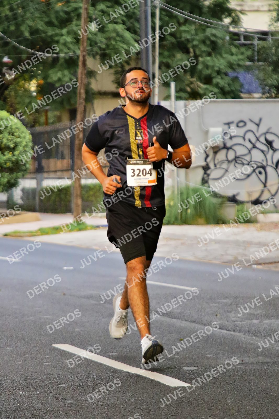 Foto de la X Carrera Leones Negros Red Cola 2026 en Rectoría General de la UdeG, Av. Juárez 976 (meta en Av. Enrique Díaz de León y Pedro Moreno), Guadalajara a las 04:59 · dorsal 3204
