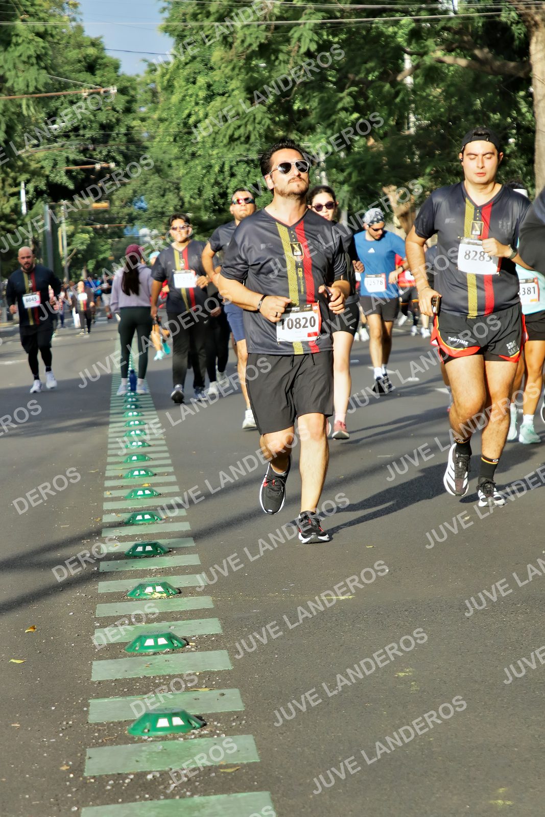 Foto de la X Carrera Leones Negros Red Cola 2026 en Rectoría General de la UdeG, Av. Juárez 976 (meta en Av. Enrique Díaz de León y Pedro Moreno), Guadalajara a las 08:01 · dorsal 381, 2578, 8045
