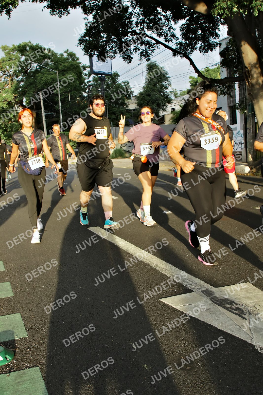 Foto de la X Carrera Leones Negros Red Cola 2026 en Rectoría General de la UdeG, Av. Juárez 976 (meta en Av. Enrique Díaz de León y Pedro Moreno), Guadalajara a las 07:24 · dorsal 6751, 3359, 2718, 6747