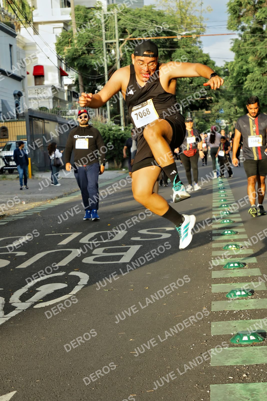 Foto de la X Carrera Leones Negros Red Cola 2026 en Rectoría General de la UdeG, Av. Juárez 976 (meta en Av. Enrique Díaz de León y Pedro Moreno), Guadalajara a las 07:32 · dorsal 7068, 3668