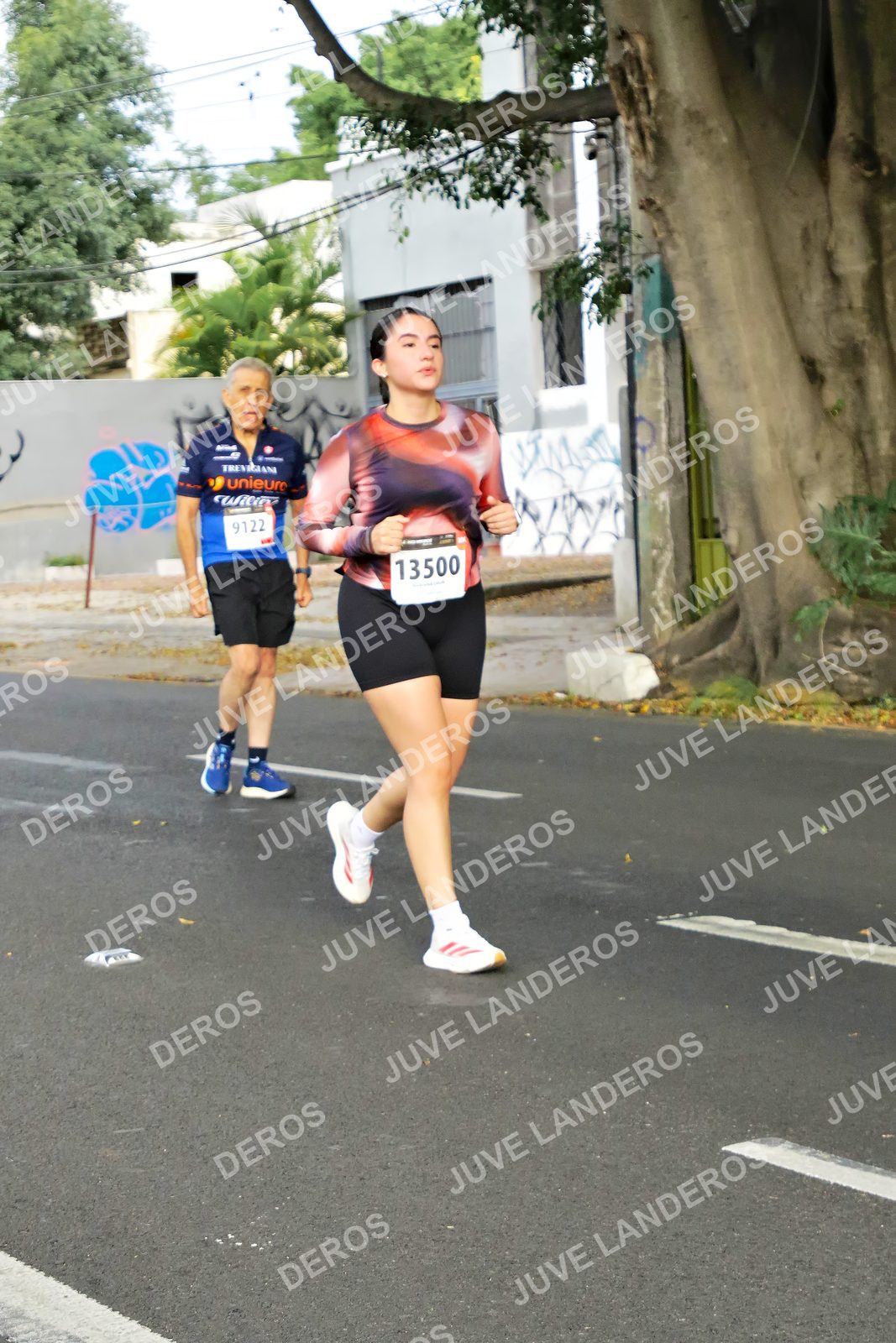 Foto de la X Carrera Leones Negros Red Cola 2026 en Rectoría General de la UdeG, Av. Juárez 976 (meta en Av. Enrique Díaz de León y Pedro Moreno), Guadalajara a las 08:20 · dorsal 13500, 9122
