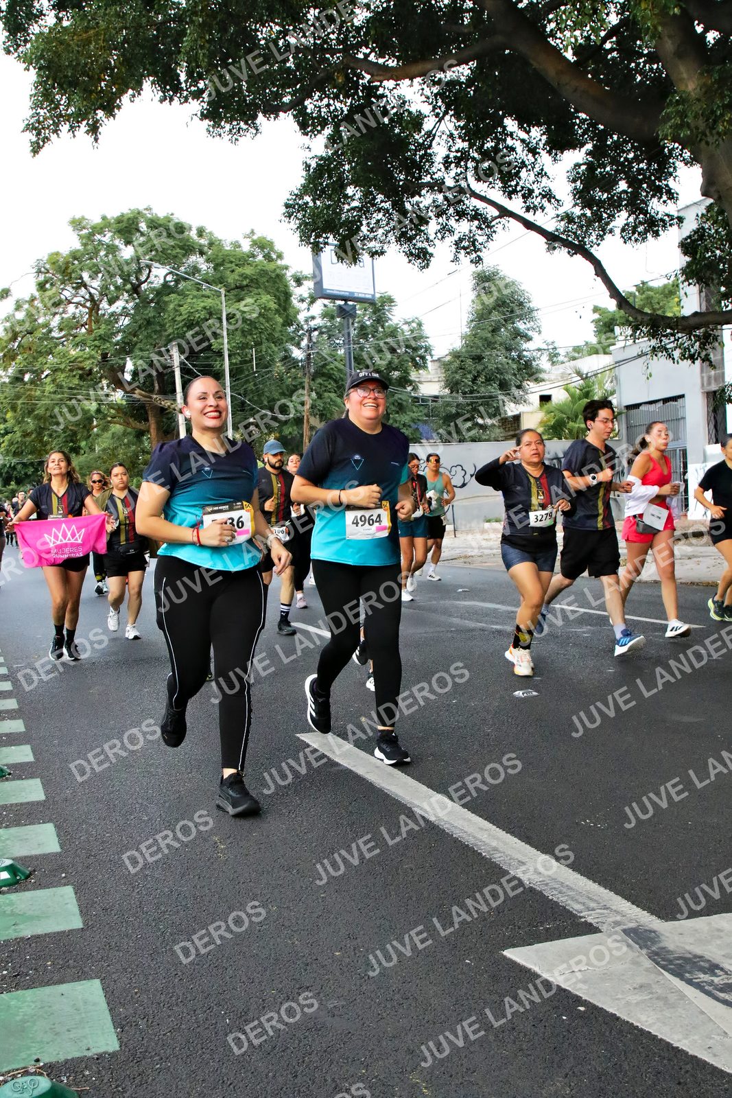 Foto de la X Carrera Leones Negros Red Cola 2026 en Rectoría General de la UdeG, Av. Juárez 976 (meta en Av. Enrique Díaz de León y Pedro Moreno), Guadalajara a las 05:09 · dorsal 4964, 3279, 100, 36