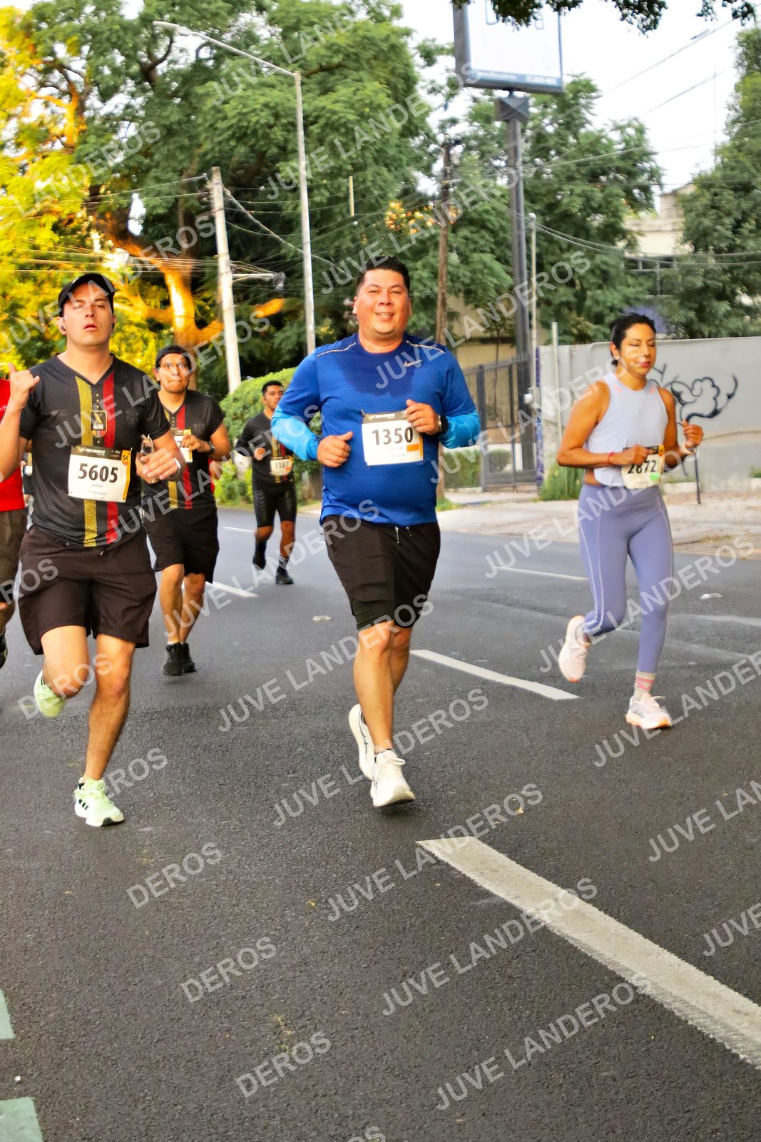 Foto de la X Carrera Leones Negros Red Cola 2026 en Rectoría General de la UdeG, Av. Juárez 976 (meta en Av. Enrique Díaz de León y Pedro Moreno), Guadalajara a las 05:00 · dorsal 5605, 1350, 2872