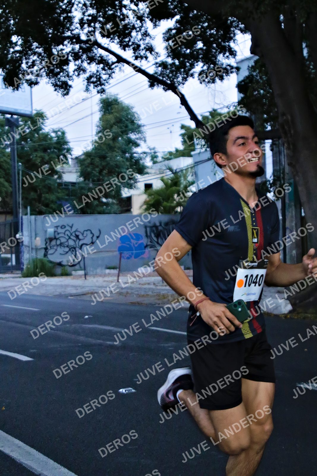 Foto de la X Carrera Leones Negros Red Cola 2026 en Rectoría General de la UdeG, Av. Juárez 976 (meta en Av. Enrique Díaz de León y Pedro Moreno), Guadalajara a las 04:53 · dorsal 1040