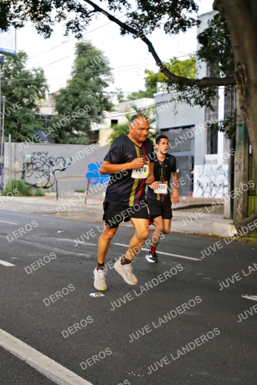 Foto de la X Carrera Leones Negros Red Cola 2026 en Rectoría General de la UdeG, Av. Juárez 976 (meta en Av. Enrique Díaz de León y Pedro Moreno), Guadalajara a las 04:58 · dorsal 2920, 1470