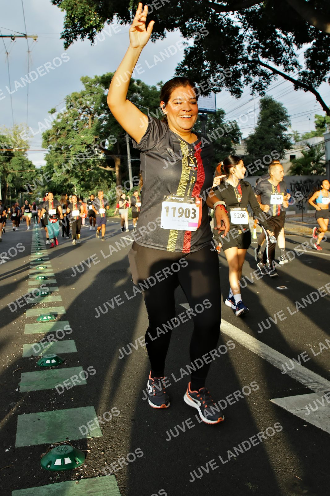 Foto de la X Carrera Leones Negros Red Cola 2026 en Rectoría General de la UdeG, Av. Juárez 976 (meta en Av. Enrique Díaz de León y Pedro Moreno), Guadalajara a las 07:25 · dorsal 11903, 5206, 4164