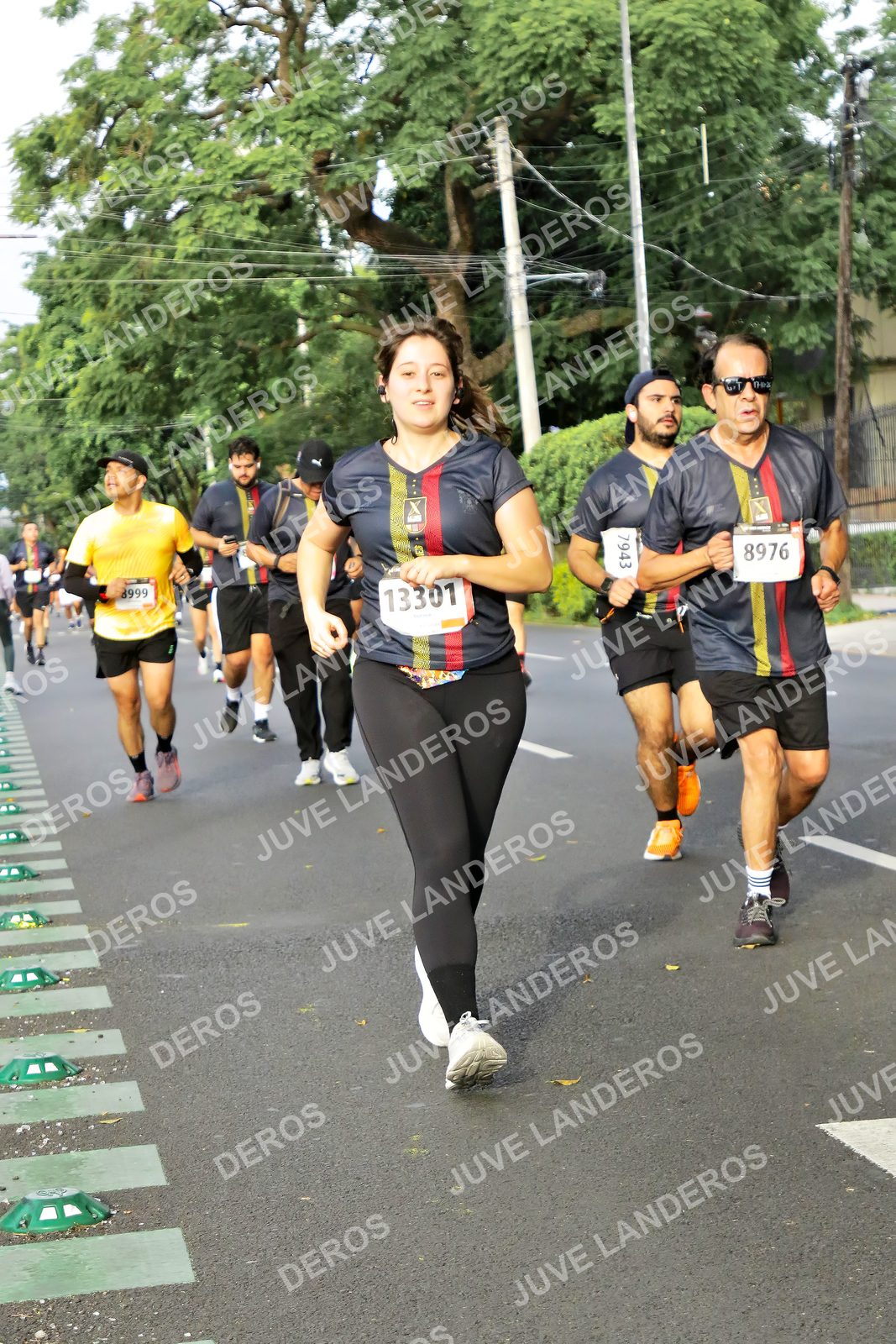 Foto de la X Carrera Leones Negros Red Cola 2026 en Rectoría General de la UdeG, Av. Juárez 976 (meta en Av. Enrique Díaz de León y Pedro Moreno), Guadalajara a las 08:07 · dorsal 13301, 8976, 7943, 8999