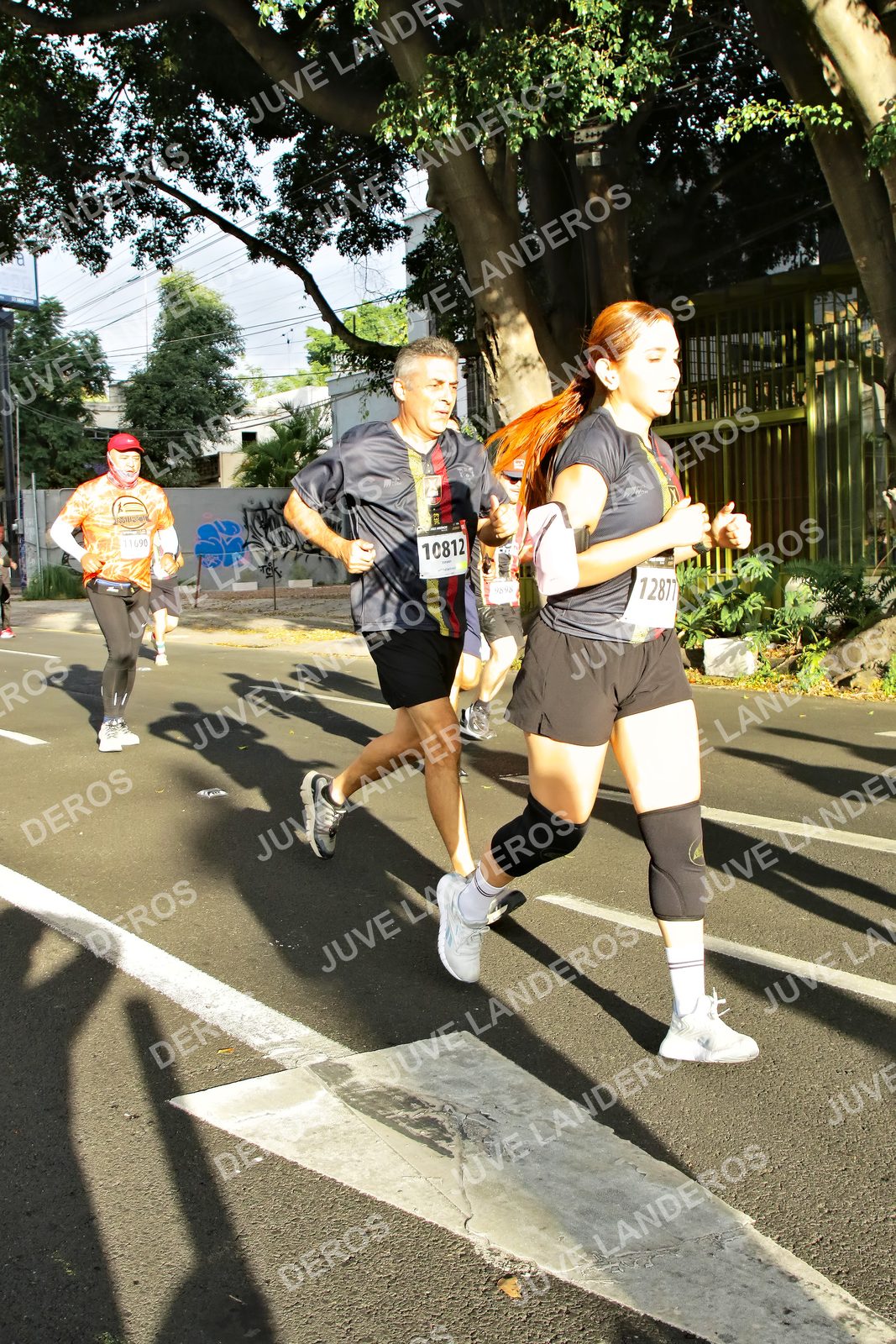 Foto de la X Carrera Leones Negros Red Cola 2026 en Rectoría General de la UdeG, Av. Juárez 976 (meta en Av. Enrique Díaz de León y Pedro Moreno), Guadalajara a las 07:51 · dorsal 10812, 12877, 71690