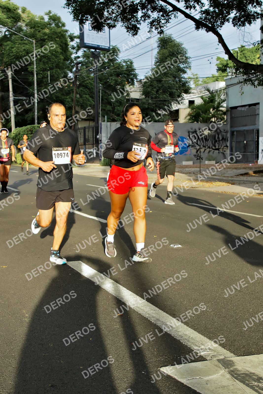 Foto de la X Carrera Leones Negros Red Cola 2026 en Rectoría General de la UdeG, Av. Juárez 976 (meta en Av. Enrique Díaz de León y Pedro Moreno), Guadalajara a las 07:37 · dorsal 10974, 8200