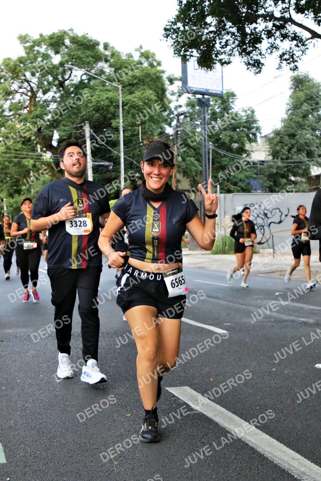Foto de la X Carrera Leones Negros Red Cola 2026 en Rectoría General de la UdeG, Av. Juárez 976 (meta en Av. Enrique Díaz de León y Pedro Moreno), Guadalajara a las 05:08 · dorsal 3328, 6565, 894