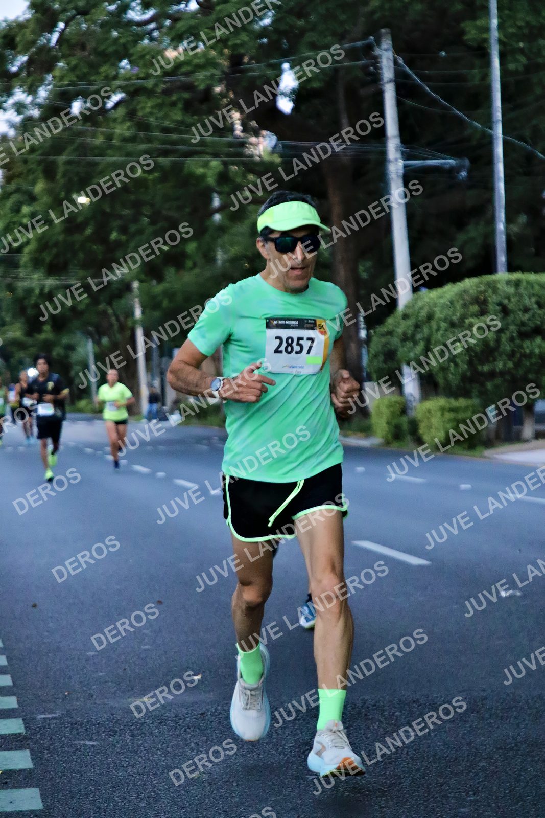 Foto de la X Carrera Leones Negros Red Cola 2026 en Rectoría General de la UdeG, Av. Juárez 976 (meta en Av. Enrique Díaz de León y Pedro Moreno), Guadalajara a las 04:54 · dorsal 2857