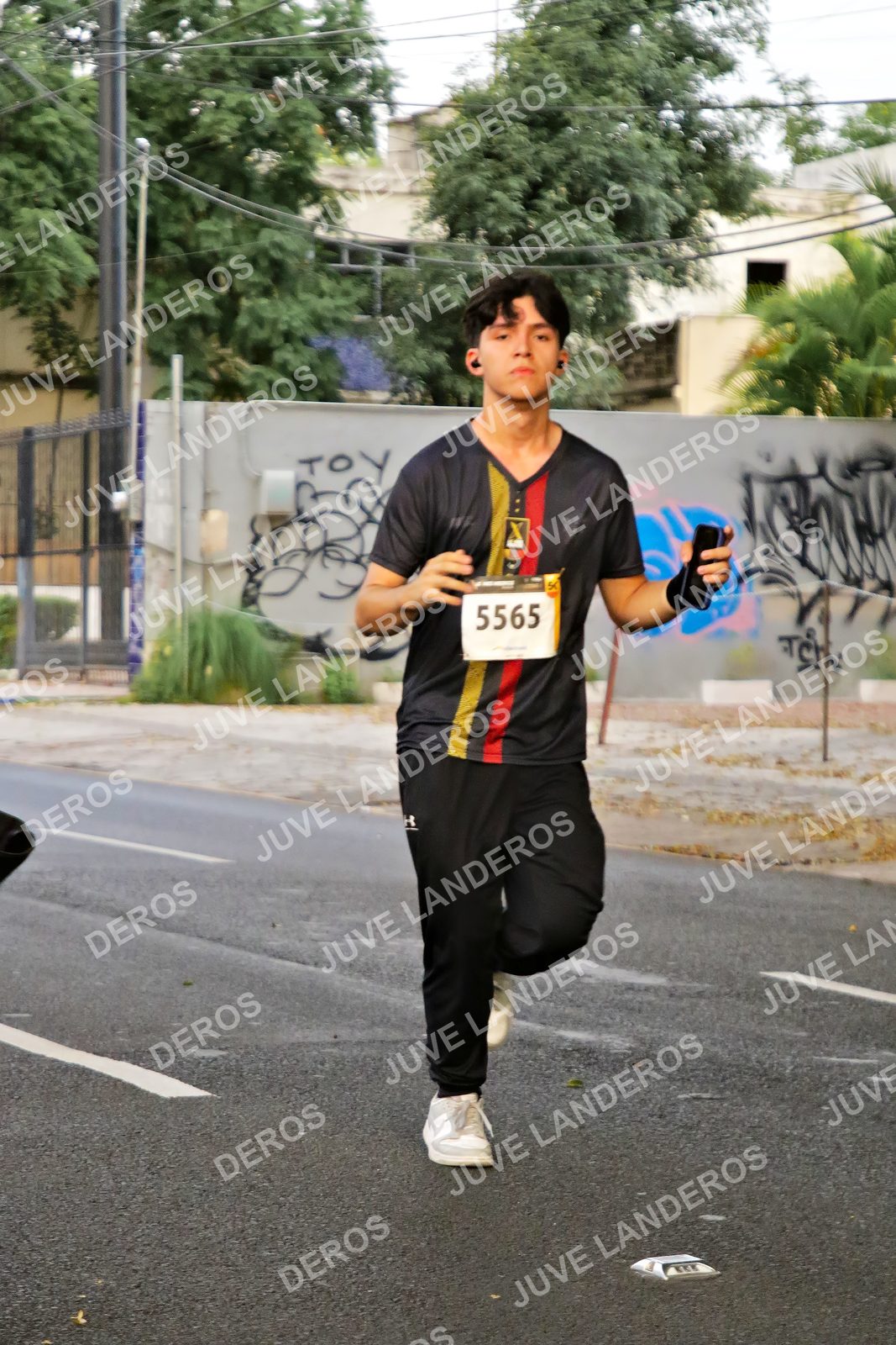 Foto de la X Carrera Leones Negros Red Cola 2026 en Rectoría General de la UdeG, Av. Juárez 976 (meta en Av. Enrique Díaz de León y Pedro Moreno), Guadalajara a las 04:59 · dorsal 5565