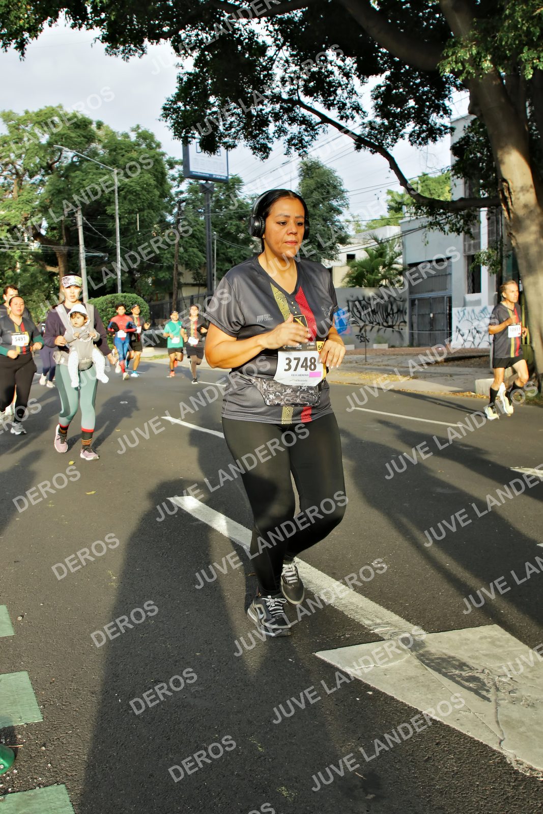 Foto de la X Carrera Leones Negros Red Cola 2026 en Rectoría General de la UdeG, Av. Juárez 976 (meta en Av. Enrique Díaz de León y Pedro Moreno), Guadalajara a las 07:34 · dorsal 3748, 5491