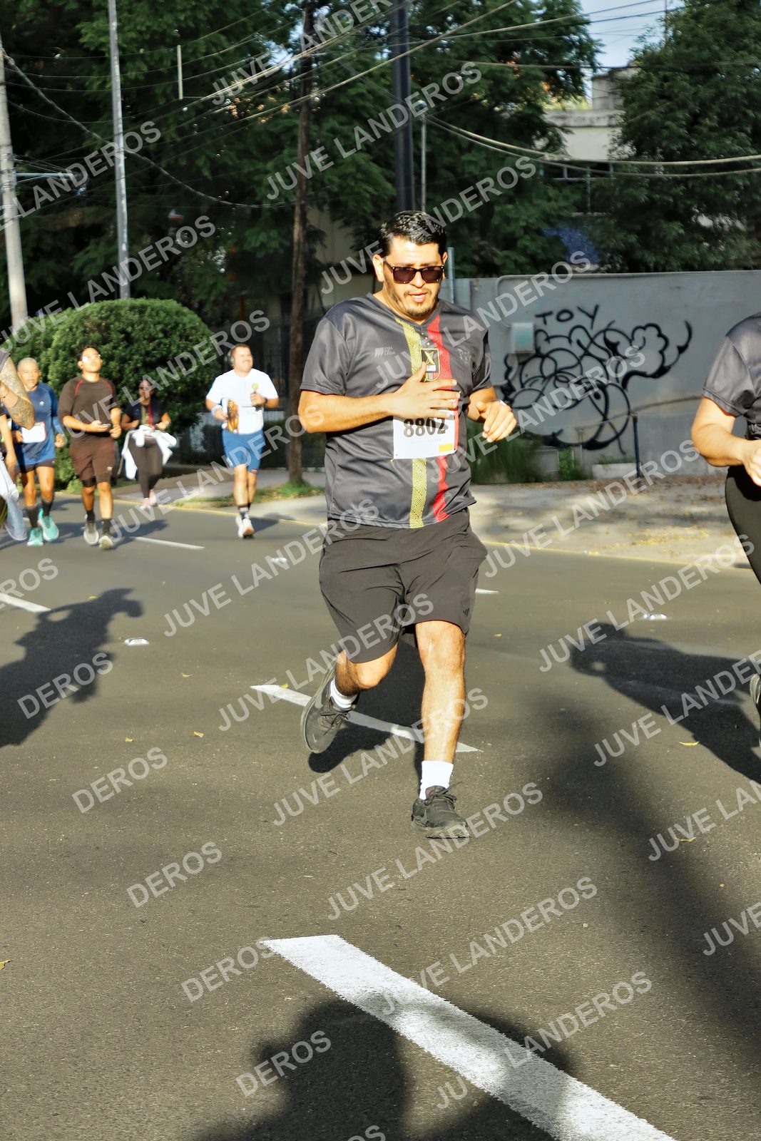 Foto de la X Carrera Leones Negros Red Cola 2026 en Rectoría General de la UdeG, Av. Juárez 976 (meta en Av. Enrique Díaz de León y Pedro Moreno), Guadalajara a las 07:45 · dorsal 8802